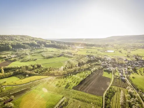 Blick von oben auf eine ländlich geprägte Landschaft