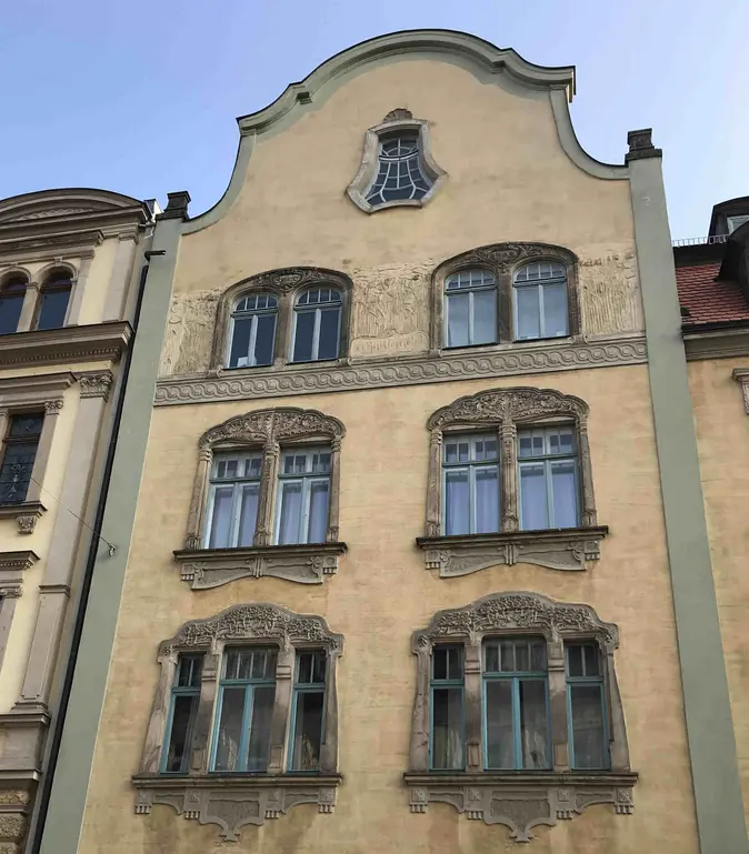 Hausfassade mit historischer Verglasung