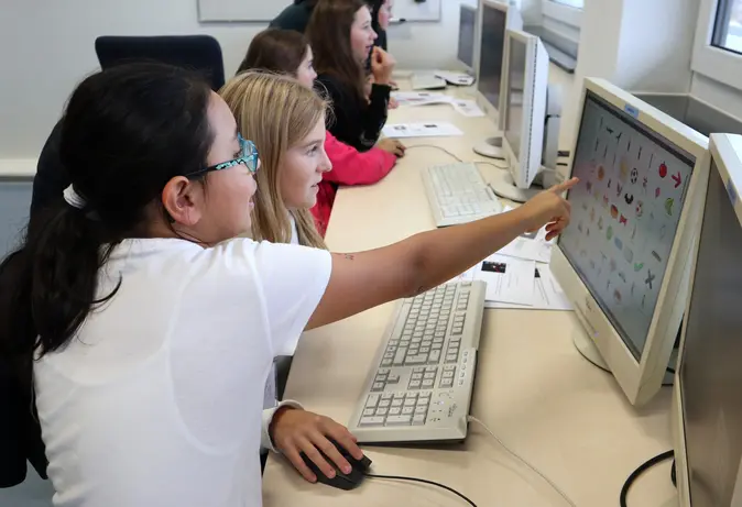 Kinder vor Computer