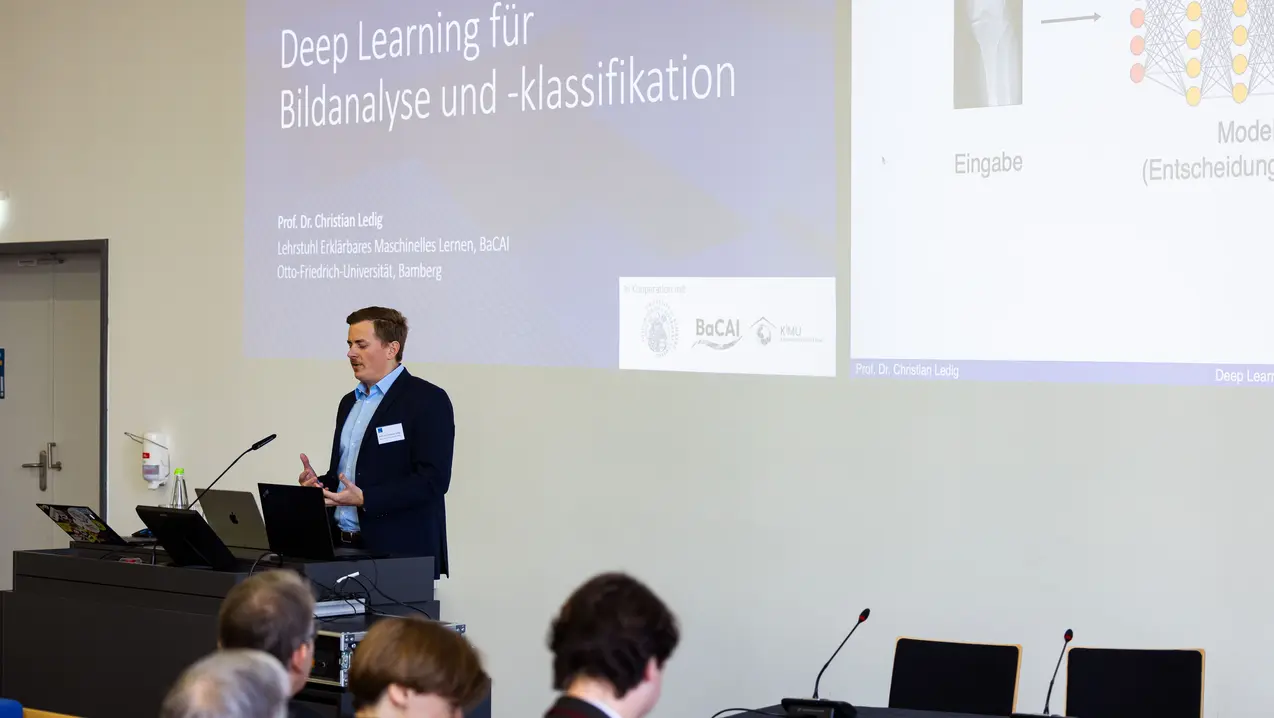 Prof. Dr. Christian Ledig holds a lecture at the Upper Franconian AI symposium