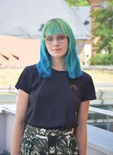 Auf diesem Foto ist die studentische Mitarbeiter*in Annika Thierfelder abgebildet.