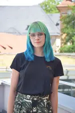 Auf diesem Foto ist die studentische Mitarbeiter*in Annika Thierfelder abgebildet.