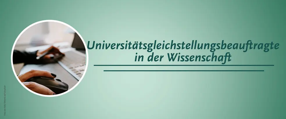 Das Bild ist ein Banner mit grünem Hintergrund für die Seite Universitätsgleichstellungsbeauftragte in der Wissenschaft. In einem kreisrunden Bild sind Hände zu sehen, die eine Maus und einen Kuli vor einem Computer halten. 
