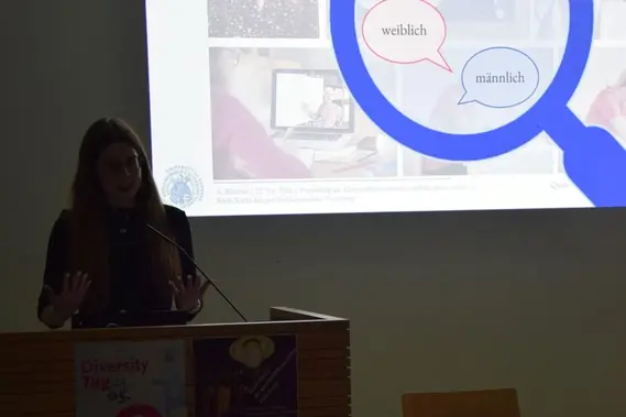 Vortrag von Alisha Bleicher Person präsentiert Vortrag