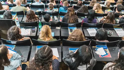 Students in a lecture hall mit Studierenden gefüllter Hörsaal