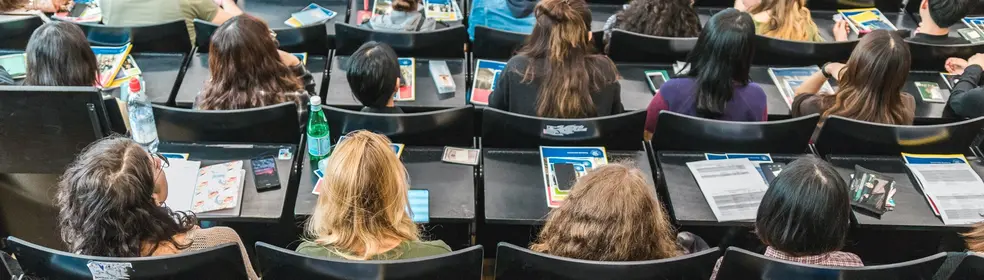 mit Studierenden gefüllter Hörsaal