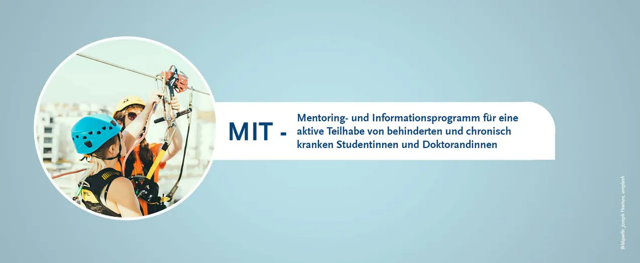 Zu sehen ist ein Banner mit blauem Hintergrund für die Seite 'MIT – ein Mentoring- und Informationsprogramm für eine aktive Teilhabe von behinderten und chronisch kranken Studentinnen und Doktorandinnen'. In einem kleinen kreisrunden Bild sind zwei Frauen zu sehen, die Helme auf dem Kopf tragen und Sicherheitsinstrumente einstellen.