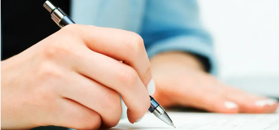 Schreibende Hand mit Stift