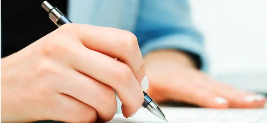 Schreibende Hand mit Stift