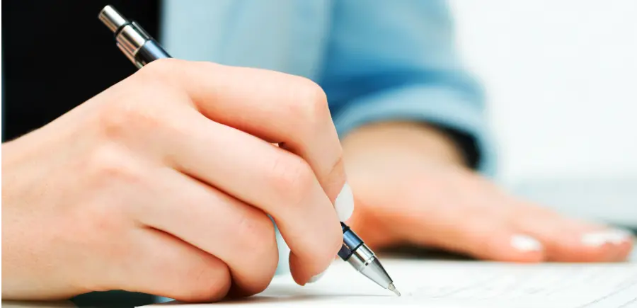 Schreibende Hand mit Stift