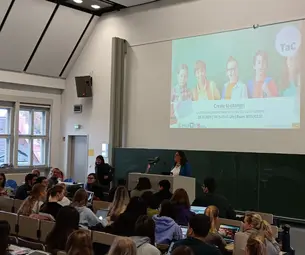 Prof. Dr. Miriam Hess begrüßt die Studierenden.