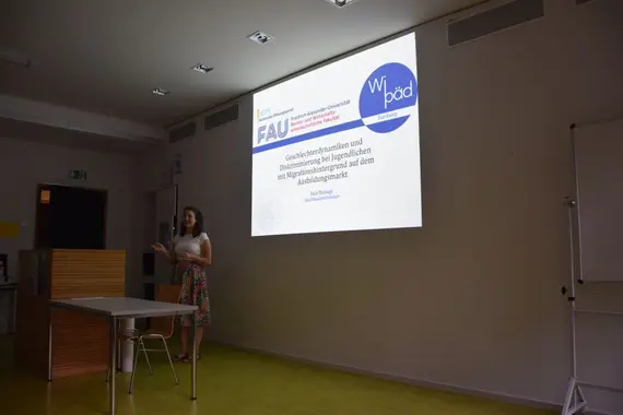 Person präsentiert Vortrag