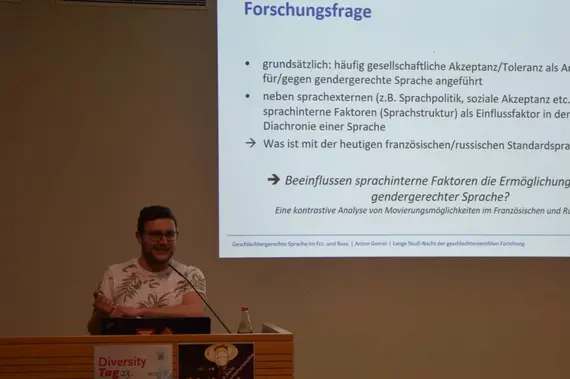 Vortrag von Anton Gromer Person präsentiert Vortrag