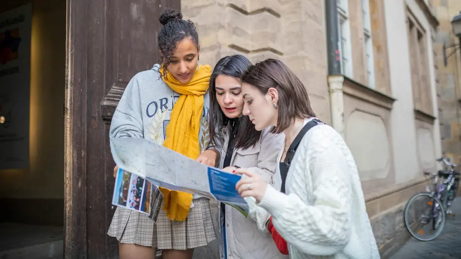 Studierende mit Stadtplan in Bamberg Studierende mit Stadtplan in Bamberg