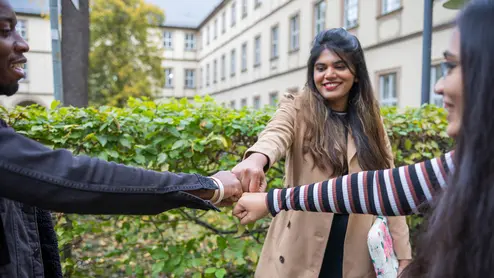 Studierende gemeinsam im Innenhof der U2