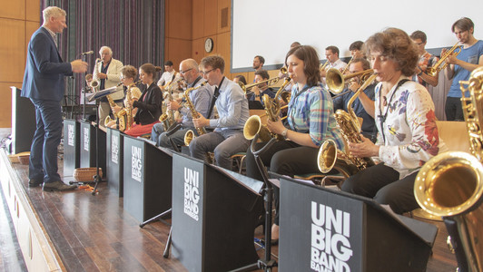 Die Uni-Bigband bei einem Auftritt im Irmler Musiksaal 2019