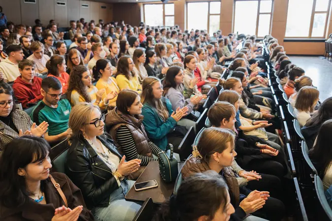 Voll besetzter Hörsaal