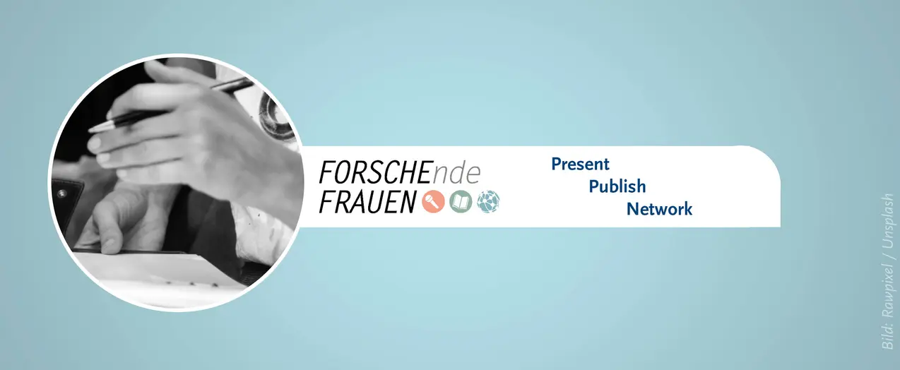 This is a banner with a blue background for the page 'FORSCHEnde FRAUEN' in Bamberg. The words 'FORSCHE' and 'FRAUEN' are in bold black lettering,  next to them are three small images in individual circular shapes: a microphone, an open book and a symbol for networking. Next to the logo are the words 'Vortragen, Veröffentlichen and Vernetzen'. A small, circular, black and white image on the left shows two hands, one of which is holding a pen.