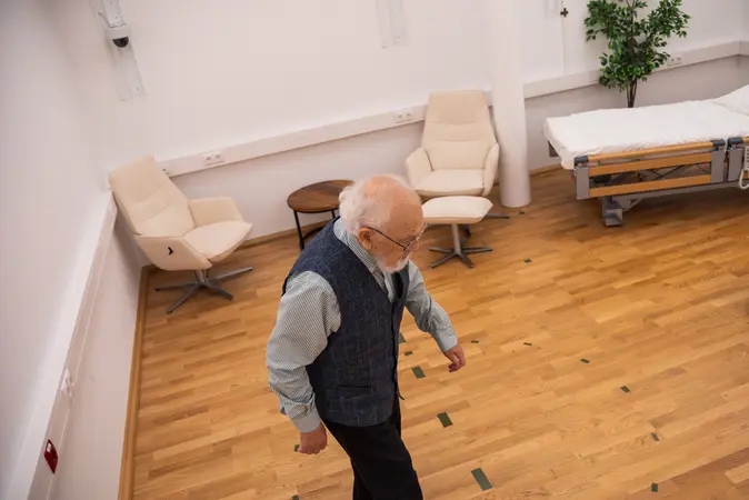 Ein Mann läuft durch das Bamberger Living Lab Demenz - ein Labor, das wie eine Wohnung eingerichtet ist.