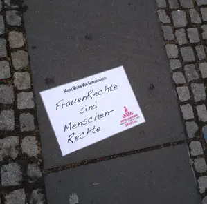 FrauenrechteSindMenschenrechte Schild mit der Aufschrift "Frauenrechte sind Menschenrechte"