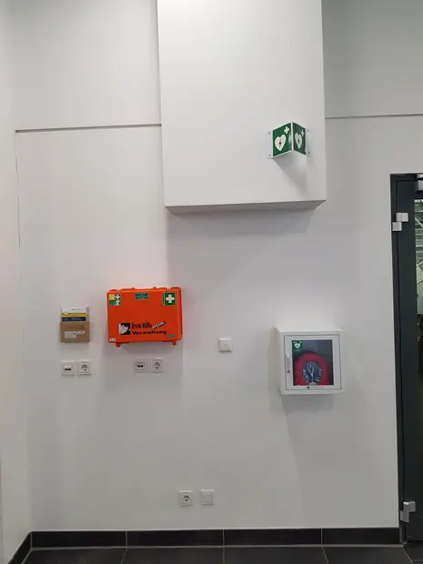 Foto 1 Defibrillator & Erste-Hilfe-Kasten An der Weberei 5