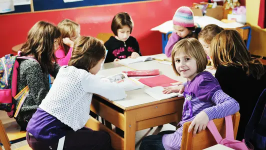 Kinder in einem Klassenzimmer.