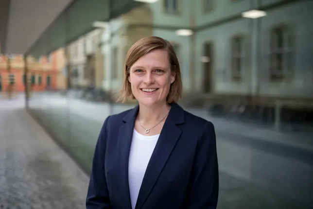 Nina Kleinöder vor der Glasfassade der Teilbibliothek 4