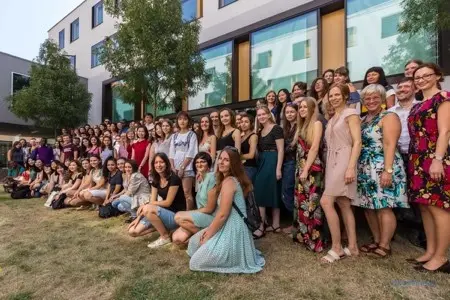 Teilnehmende der Sommeruniversität vor dem Gebäude MG2