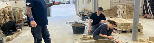 Student:innen beim Mauern Student:innen beim Mauern