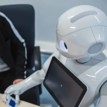 Studentin am Forschen mit dem Roboter namens Pepper