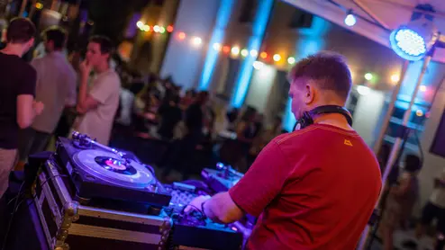 Prof. Dr. Gerald Lüttgen am DJ-Pult beim Uni.fest