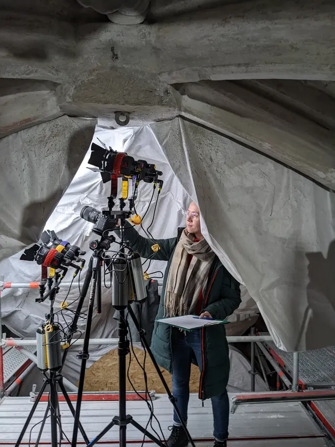 Madlen Gulitsch beim Geräteaufbau der Multispektralfotografie im nordöstlichen Chorgewölbe von St. Michael, Bamberg.