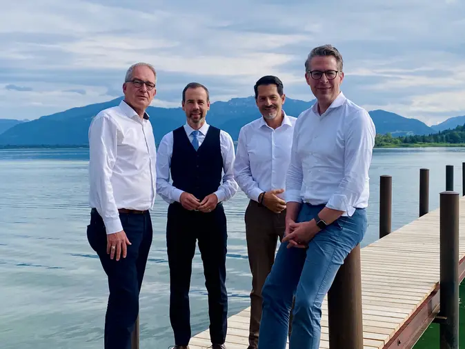 Der neue Vorstand von Universität Bayern e.V. ist gewählt: Neuer Vorsitzender ist TUM-Präsident Thomas F. Hofmann (2.v.r.). Den stellverstretenden Vorsitz übernehmen Stefan Leible (l.), Präsident der Universität Bayreuth, und Kai Fischbach (2.v.l.), Präsident der Universität Bamberg. Ebenfalls auf dem Bild: Wissenschaftsminister Markus Blume (r.).