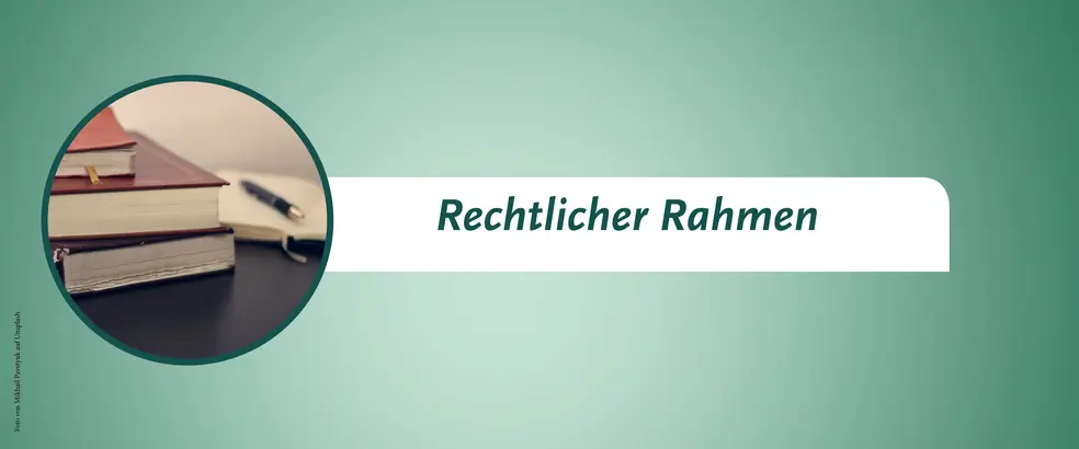 Zu sehen ist ein Banner mit grünem Hintergrund für die Seite 'Rechlicher Rahmen'. In einem kreisrunden Bild sind drei gestapelte Bücher und ein aufgeschlagenes Buch zu sehen, auf welchem ein Kuli liegt.