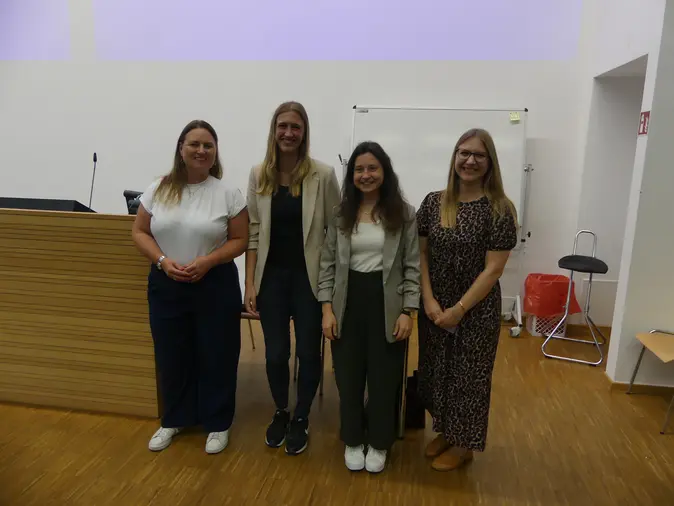 Die Studienreferendarinnen laden die Studierenden zu einem informellen Austausch nach dem offiziellen Teil der Veranstaltung ein