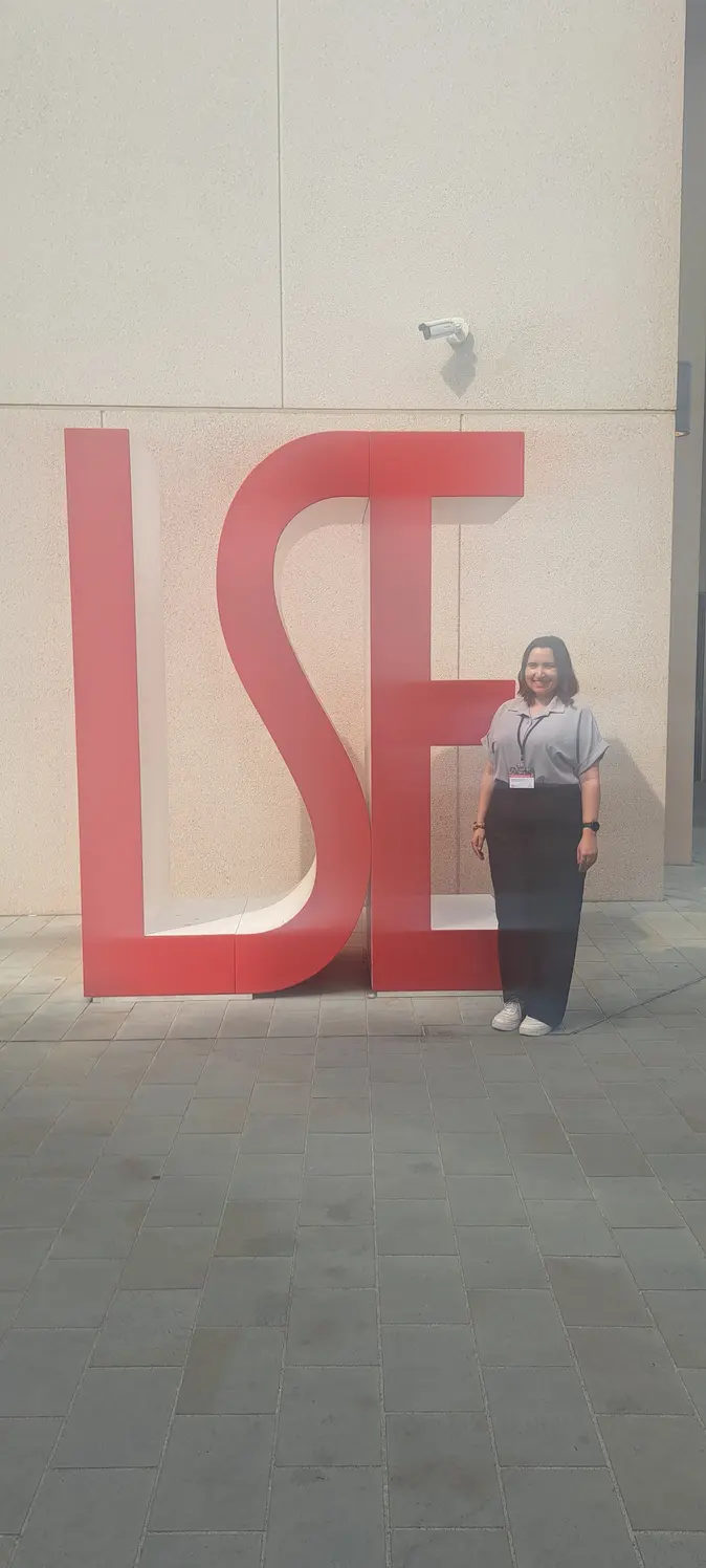 Stefanie Ulschmid neben einem LSE Logo stehend