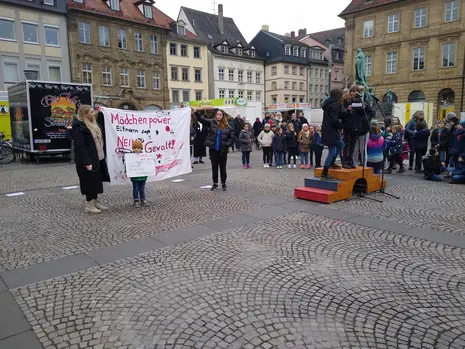 Mädchen und Frauen halten Plakate hoch