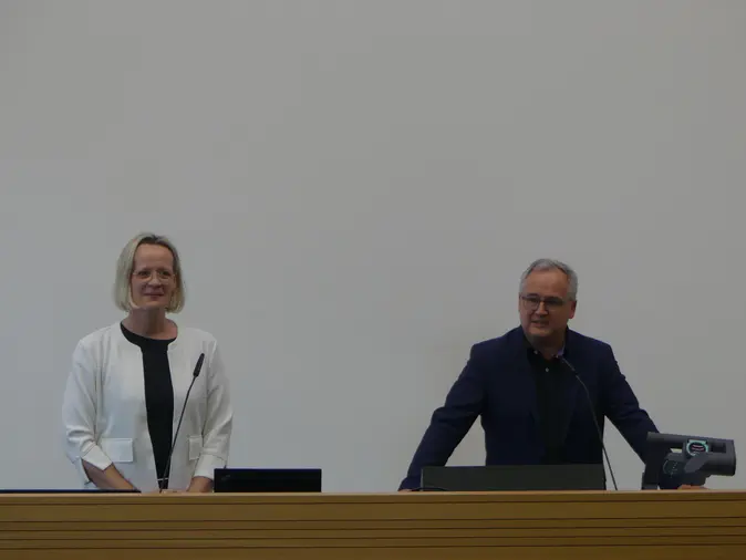 Frau Pachter (links) und Herr Ehlers (rechts) vom Staatlichen Studienseminar geben einen Überblick über die wesentlichen Informationen rund um das Referendariat an Beruflichen Schulen in Bayern