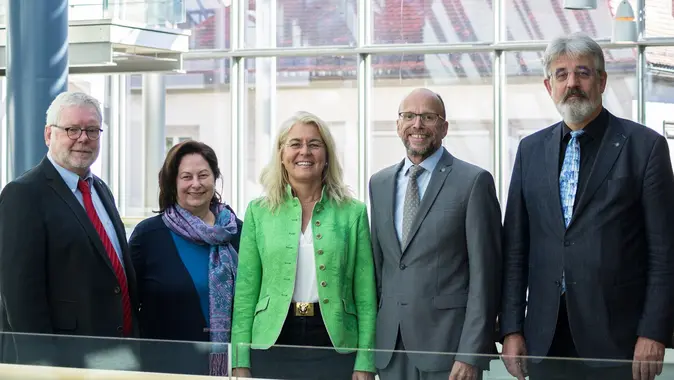 Die Universitätsleitung bedankt sich bei allen Universitätsangehörigen für die gute Zusammenarbeit (v.l.n.r.): Godehard Ruppert, Margarete Wagner-Braun, Dagmar Steuer-Flieser, Frithjof Grell und Guido Wirtz.