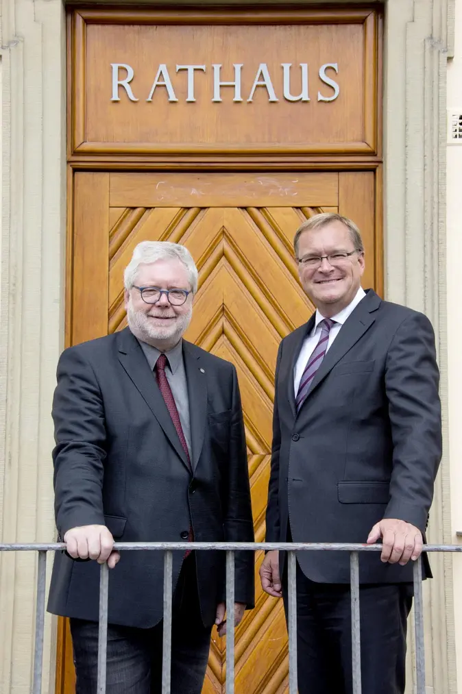 Universitätspräsident Godehard Ruppert und Oberbürgermeister Andreas Starke vor dem Eingang des Rathauses in Bamberg
