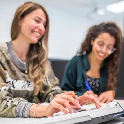 Studentinnen im PC Raum