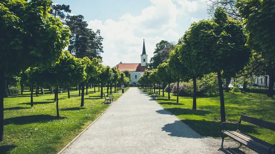 Kirche in der Dorfmitte