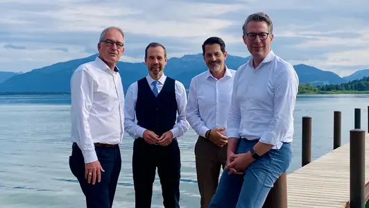 : Der neue Vorstand von Universität Bayern e.V. ist gewählt: Neuer Vorsitzender ist TUM-Präsident Thomas F. Hofmann (2.v.r.). Den stellverstretenden Vorsitz übernehmen Stefan Leible (l.), Präsident der Universität Bayreuth, und Kai Fischbach (2.v.l.), Präsident der Universität Bamberg. Ebenfalls auf dem Bild: Wissenschaftsminister Markus Blume (r.).
