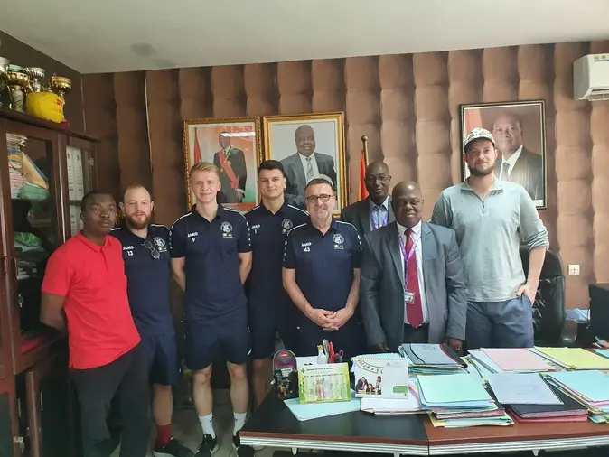 Die Fußballspieler besuchten unter anderem die Deutsche Botschaft in Abdidjan.