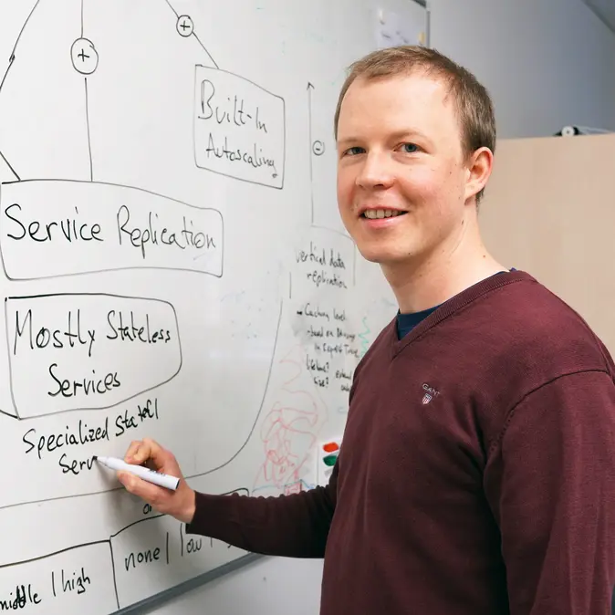 Robin Lichtenthäler zeigt einen Ausschnitt seines Qualitätsmodells am Whiteboard.