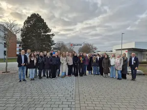 Die Exkursionsgruppe bei Würth, 2025