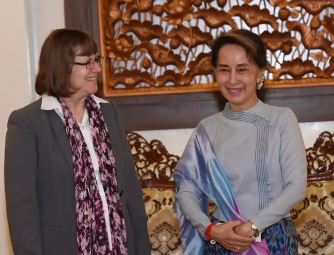 Dorothee Janetzke-Wenzel steht neben Myanmars gestürzter Regierungschefin und Friedensnobelpreisträgerin Aung San Suu Kyi im Jahr 2018.