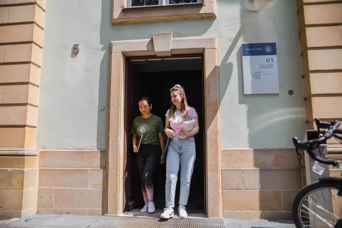 Zwei Personen gehen durch Tür