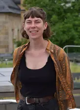 Auf diesem Foto ist die studentische Mitarbeiterin Sophia Wagner abgebildet.