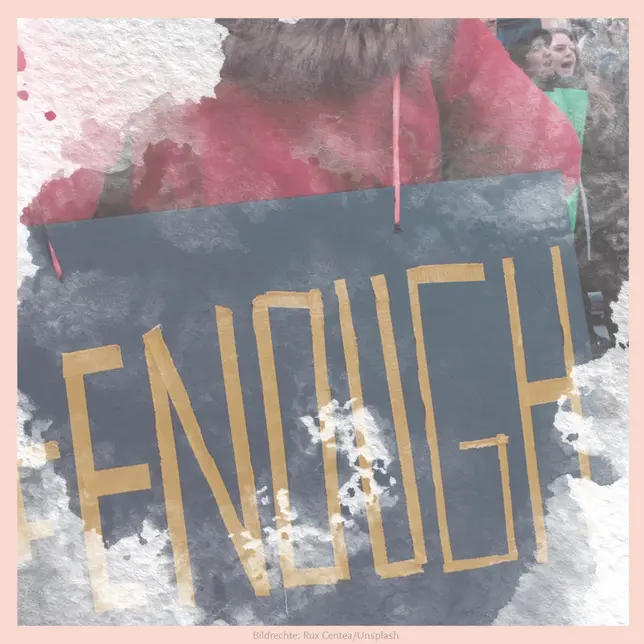 Schild mit der Aufschrift "Enough" bei einer Demonstration